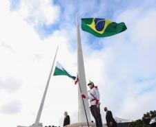 Bandeiras do Brasil e do Paraná