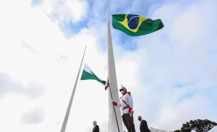 Bandeiras do Brasil e do Paraná